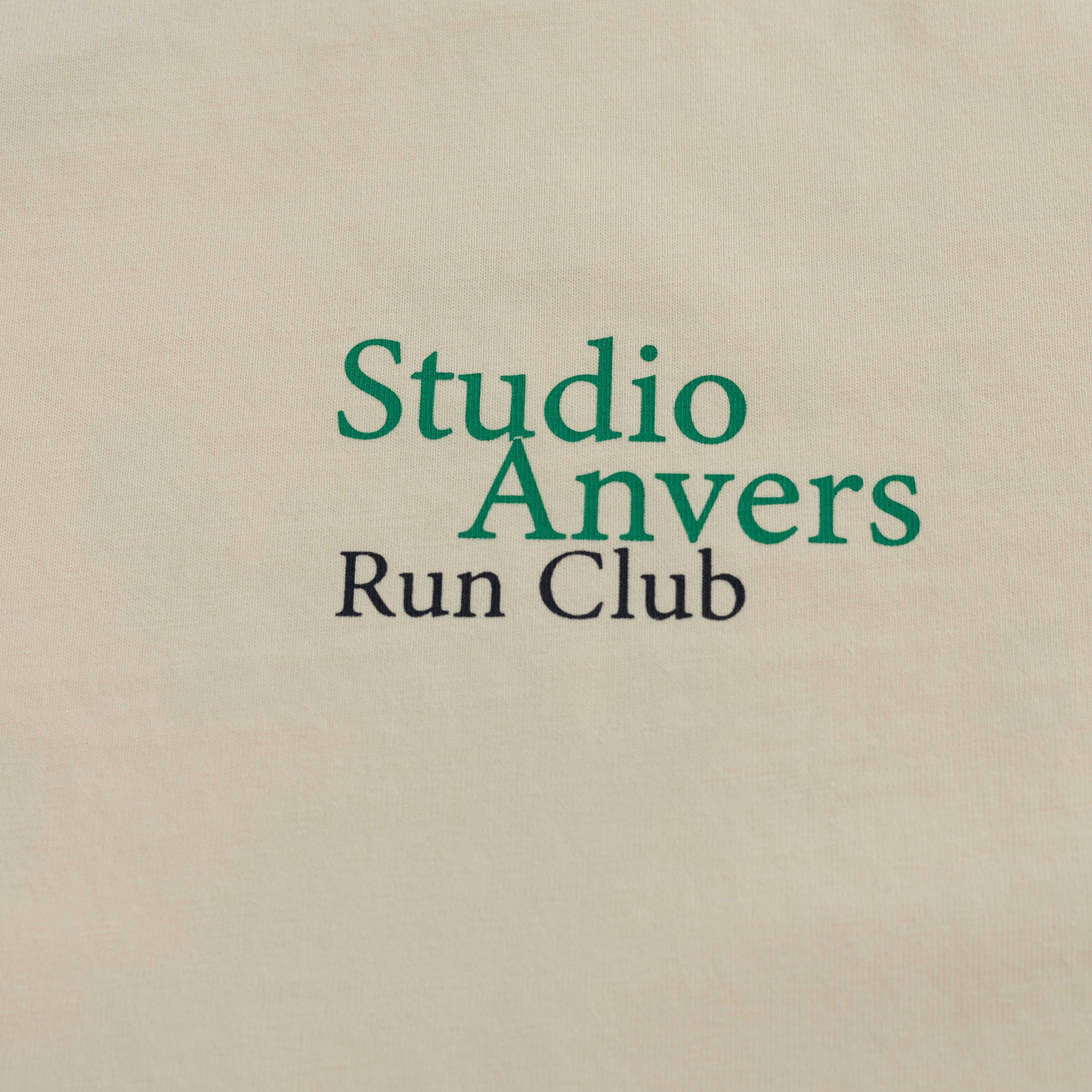 Running on Love Tee – Whitecap Gray